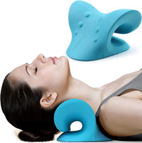 Mujer acostada apoyando el cuello en la almohada