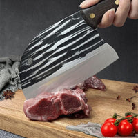 Cortando carne sobre tabla de madera