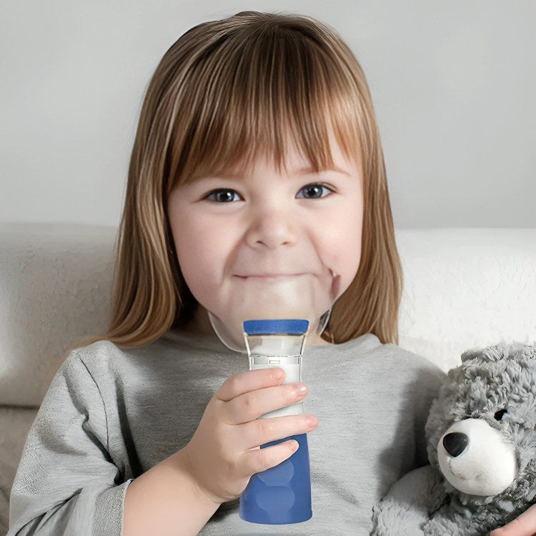 Niña usando el nebulizador con la mascarilla de niño