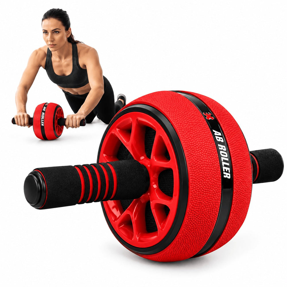 Mujer entrenando el abdomen con el abs roller