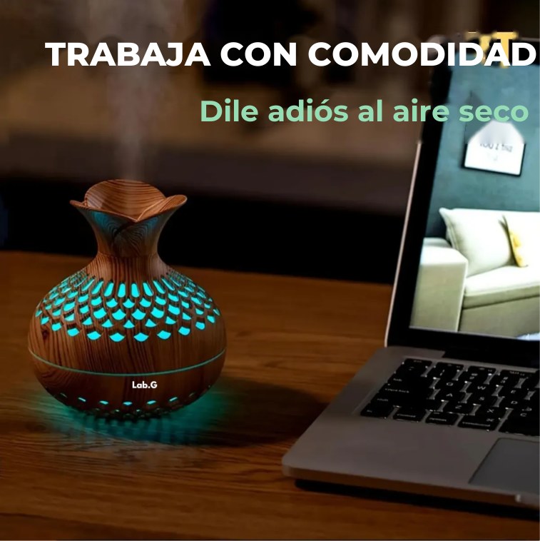 Difusor humidificador combatiendo el aire seco en el escritorio