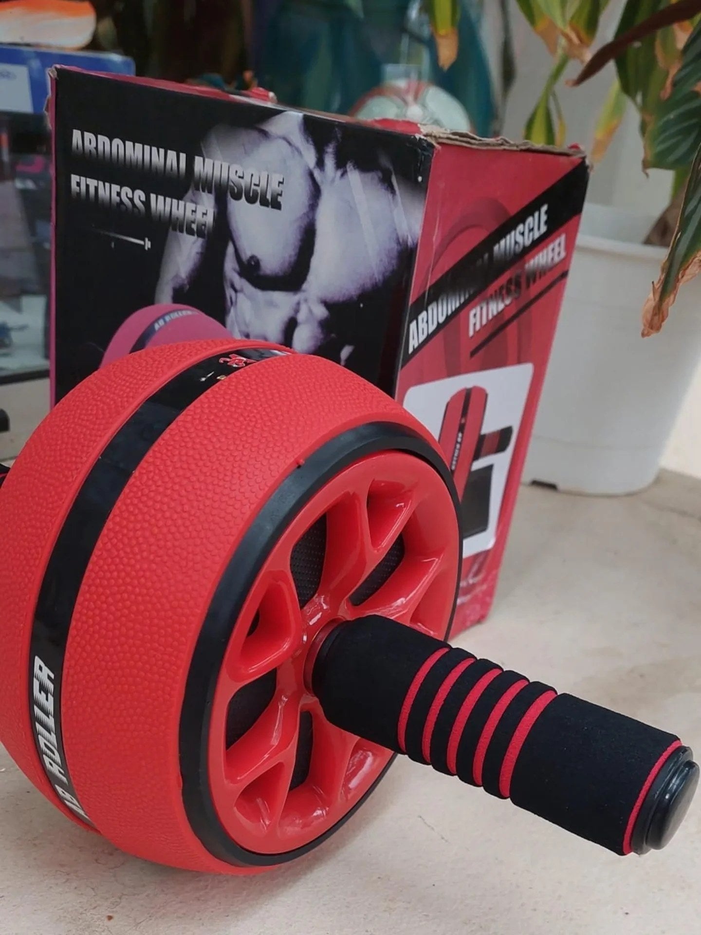 Foto real de Diego Fuentes con el abs roller y su caja