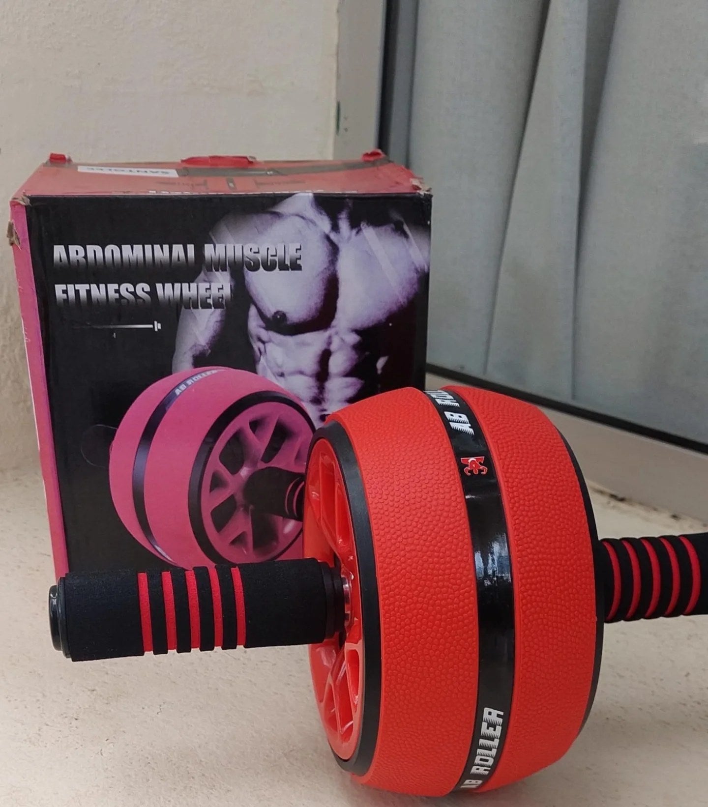 Foto real de Matías Rojas con el abs roller