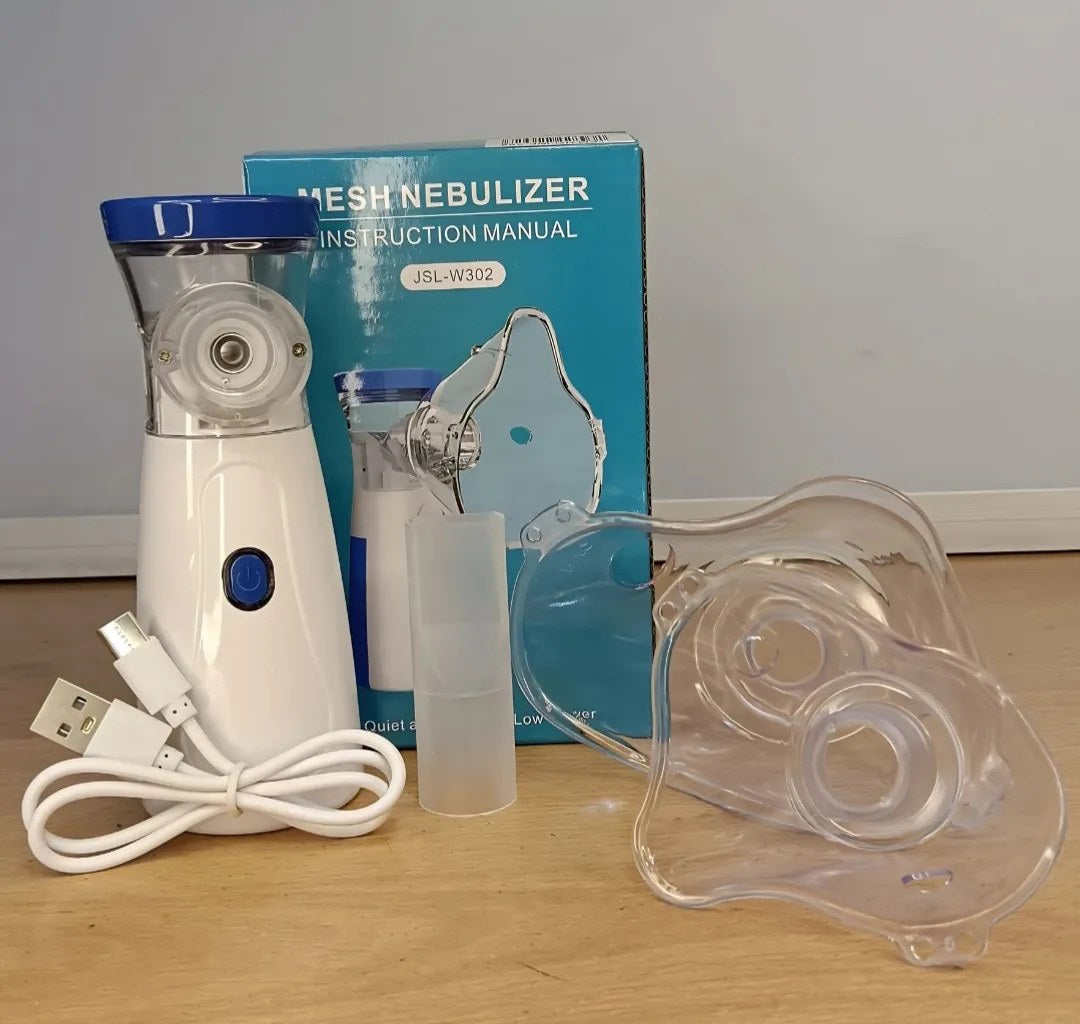 Foto real de Paola Jiménez con el nebulizador recién llegado