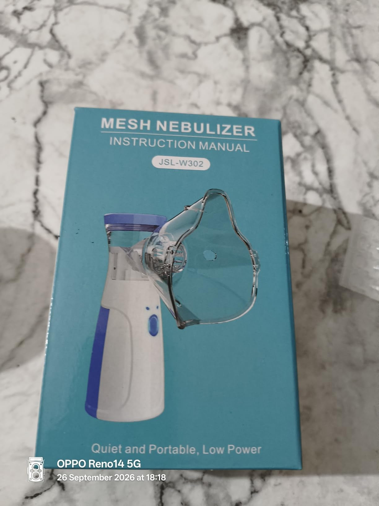 Foto real de Daniela Rojas con la caja del nebulizador