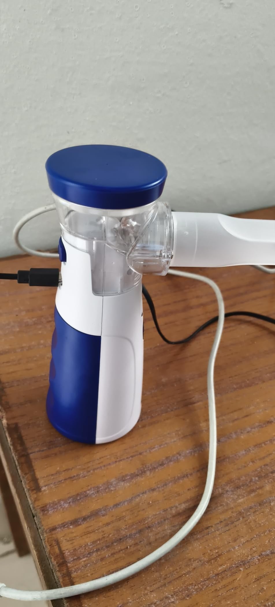 Foto real de Rodrigo Muñoz cargando el nebulizador por USB