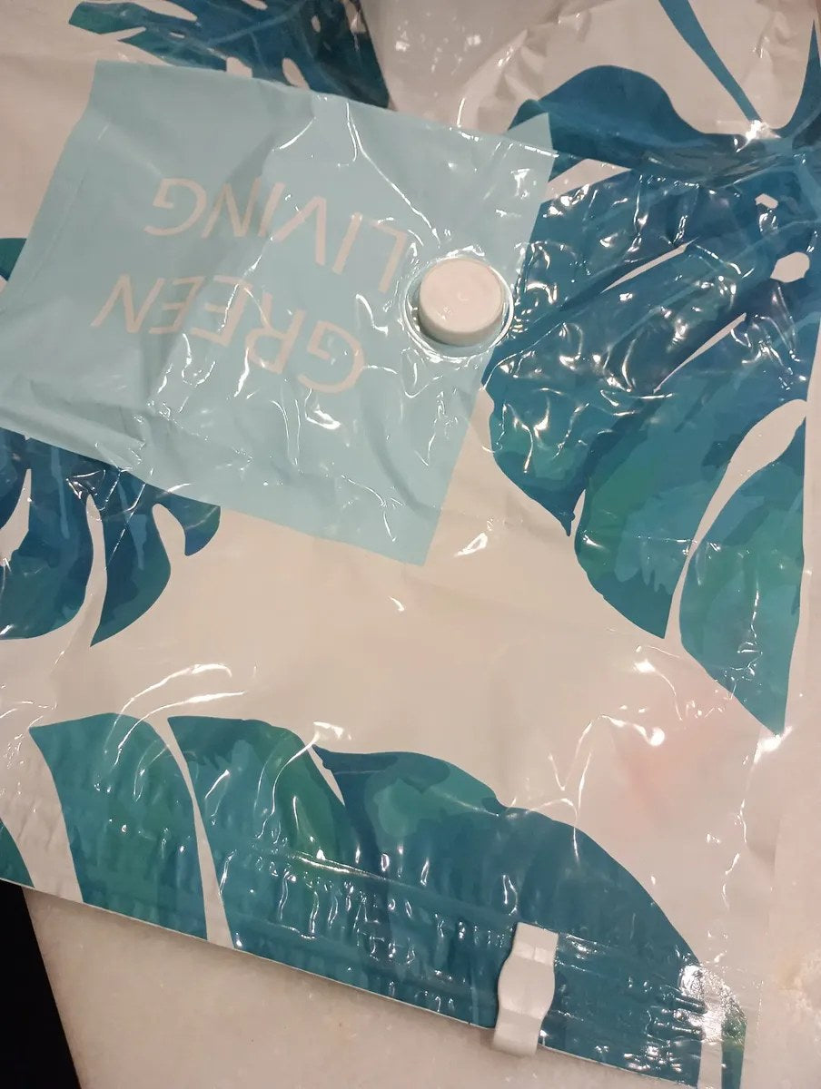 Foto real de Javiera Contreras con las bolsas en la maleta