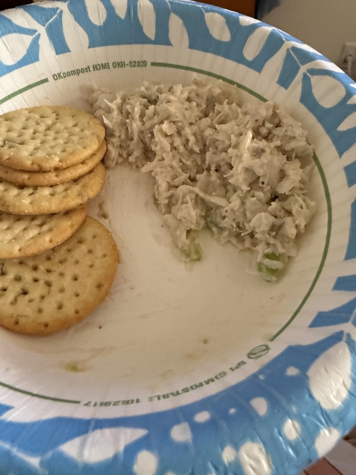 Foto real de Cristóbal Herrera con ensalada de pollo y apio