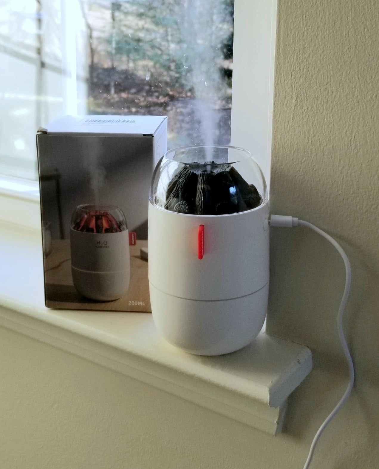 Foto real de Catalina Fuentes con el humidificador blanco y su caja