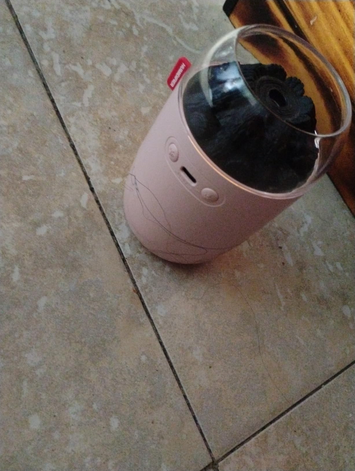 Foto real de Antonia Reyes con el humidificador rosado