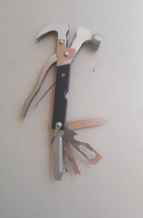 Foto real de Rodrigo Fuentes con su martillo multiuso