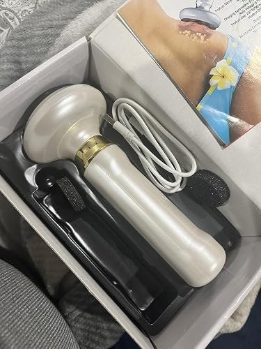 Foto real de Javiera Rojas con el masajeador y su cable USB-C